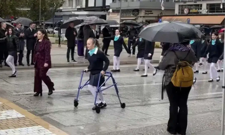Η μικρή μαθήτρια που με το κεφάλι ψηλά συγκίνησε και καταχειροκροτήθηκε μέσα στη βροχή