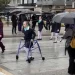 Η μικρή μαθήτρια που με το κεφάλι ψηλά συγκίνησε και καταχειροκροτήθηκε μέσα στη βροχή