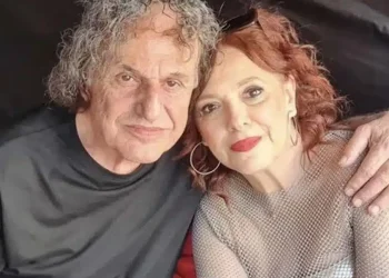 «Η χυδαιότητα δεν έχει πάτο» – Ξεσπά η Ελένη Ράντου για το AI πορτρέτο του Βασίλη Παπακωνσταντίνου από το νοσοκομείο